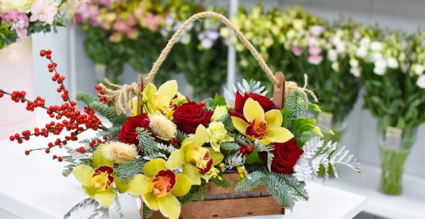 arreglo-floral-floristico-mesa-flores-frescas-caja-entrega-flores