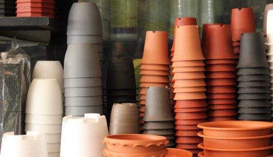 Stack,Of,Plastic,Plant,Pots,On,Shelf,In,Various,Sizes